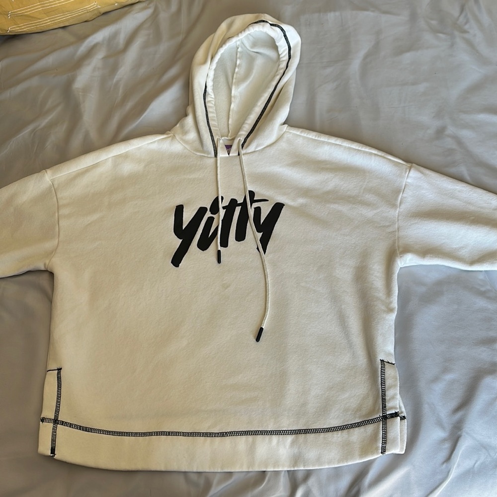 Tittle cream hooded sweatshirt with black stitching